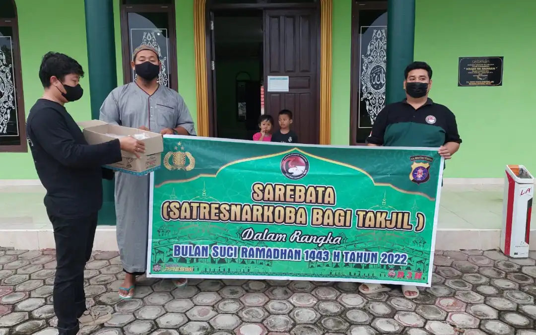 Satres Narkoba Polres Gunung Mas Bagikan Takjil