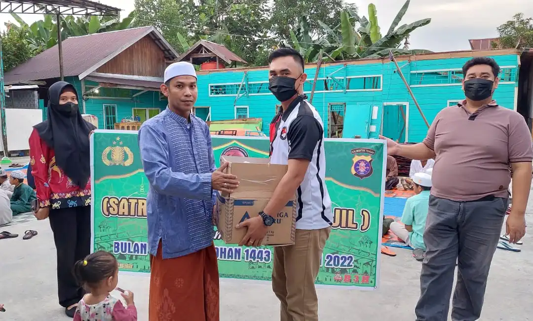 Polres Gumas bagi Takjil kepada Jemaah Mushola Nurrul Fallah