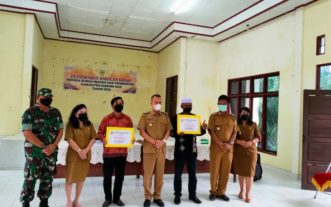 Bupati Gumas Menyerahkan Dana Kompensasi Plasma PT KHS Kepada Masyarakat