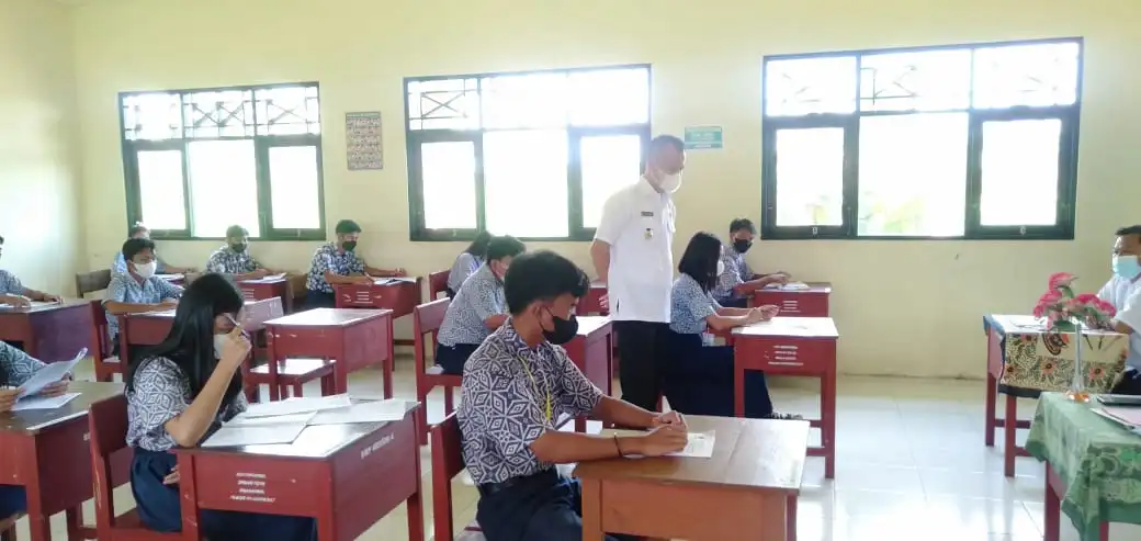 Bupati Gumas Tinjau Ujian Sekolah di SMPN 1 dan SMPN 4 Kuala Kurun