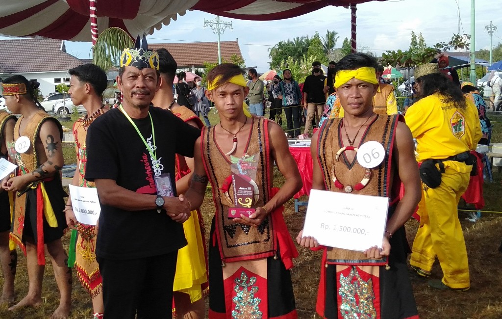 Tim Putra Putri Kontingen Gumas Raih Juara III Ajang Lomba Lawang Sakepeng