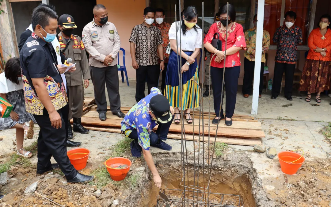 Bupati Letakkan Batu Pertama Pembangunan Ruko Majelis Resort Jemaat GKE Kuala Kurun