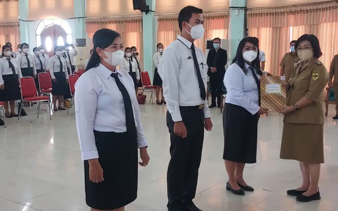 Wakil Bupati Gumas Serahkan SK Bupati  PPPK tahap II Formasi 2020