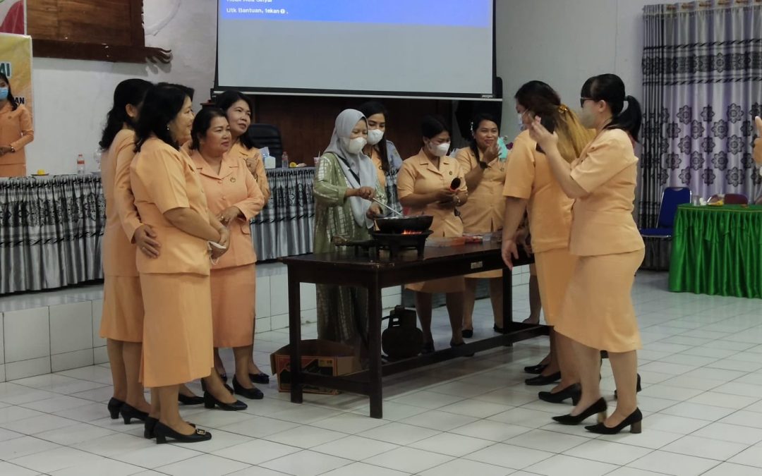 DWP Gumas Mengedukasi Kesehatan tentang BHD, diiringi Demo Membuat Kerupuk Pedas