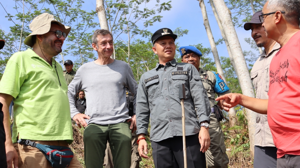 Bupati Gumas Tinjau Perkebunan Sengon milik Masyarakat di Desa Tumbang Kuayan