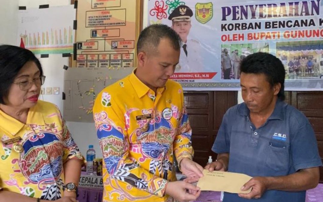 Bupati Gumas Serahkan Santunan Korban Jiwa Tersambar Petir di Desa Rangan Tate