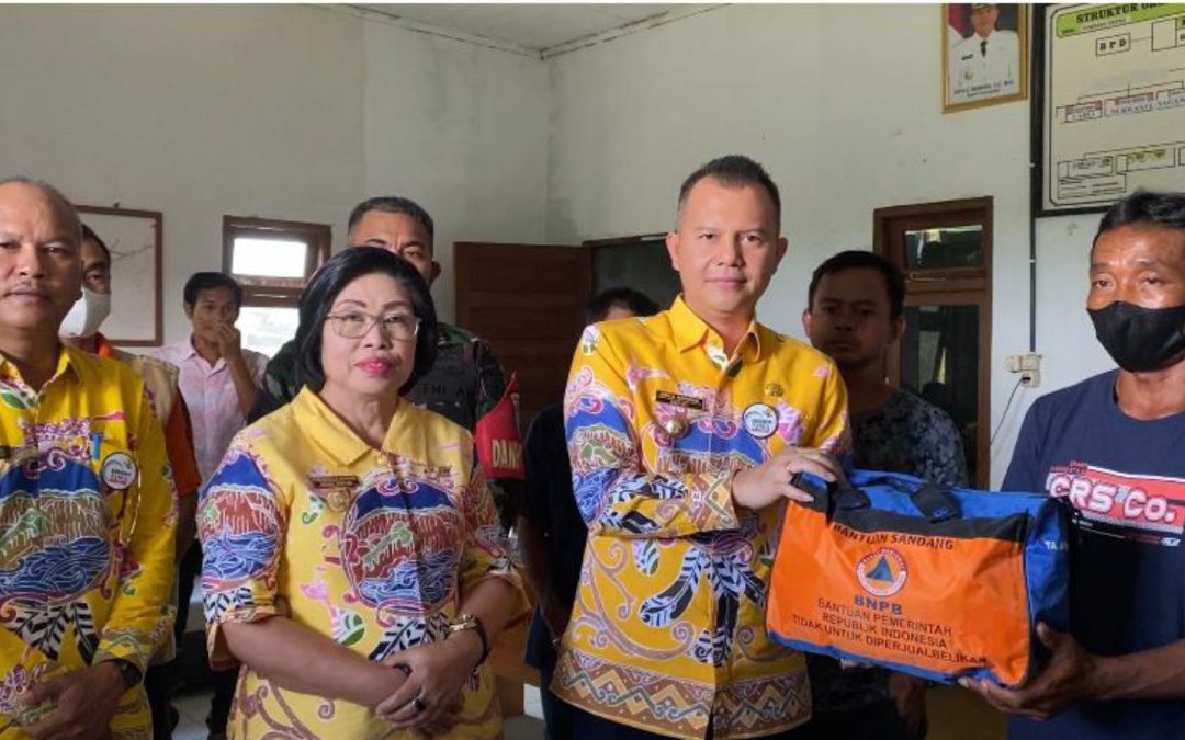 Pemkab Gumas Serahkan Bantuan Korban Rumah Kebakaran di Desa Tumbang Empas.