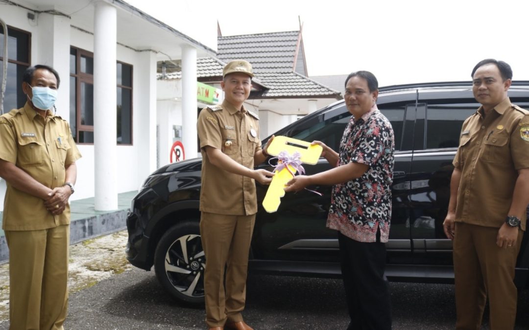 Jemaat GKE Sion Serahkan Mobil Operasional kepada Ketua Majelis Jemaat GKE Sion
