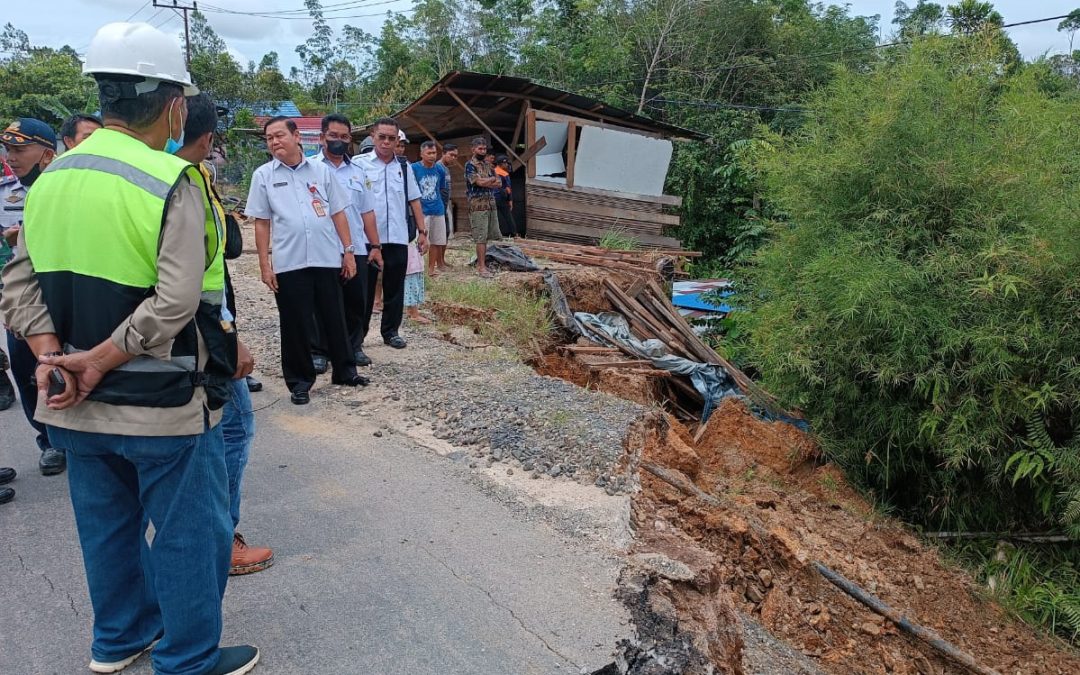 Sekda Gumas Tinjau Kerusakan Jalan Akibat Tanah Longsor, ini Katanya…!
