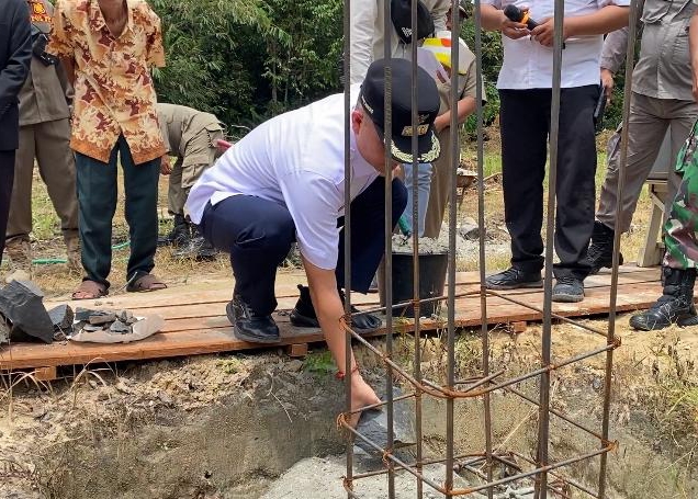 Bupati Gumas Meletakan Batu Pertama Gereja GKE “Pandohop”