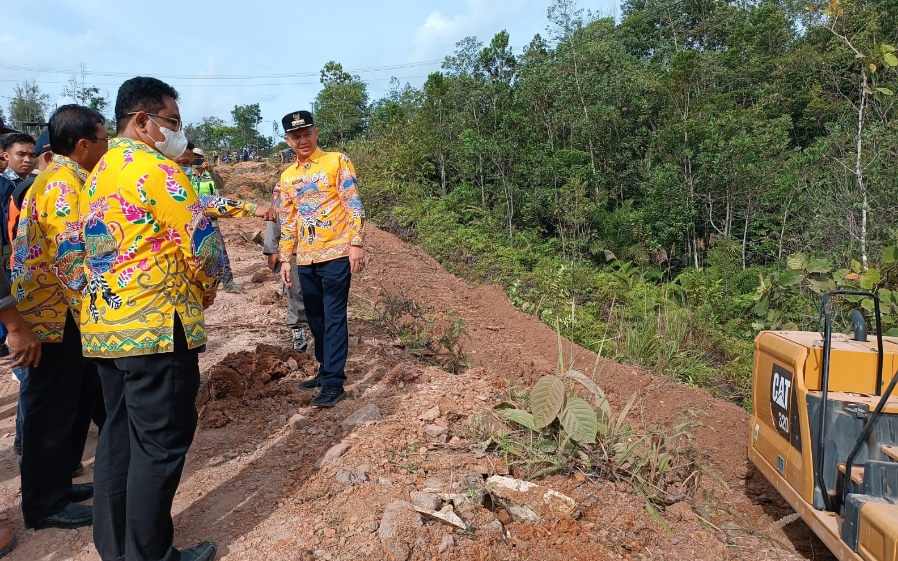 Bupati Gumas Tinjau Pengerjaan Perbaikan Ruas Jalan akibat Tanah Longsor, ini Pesannya…!
