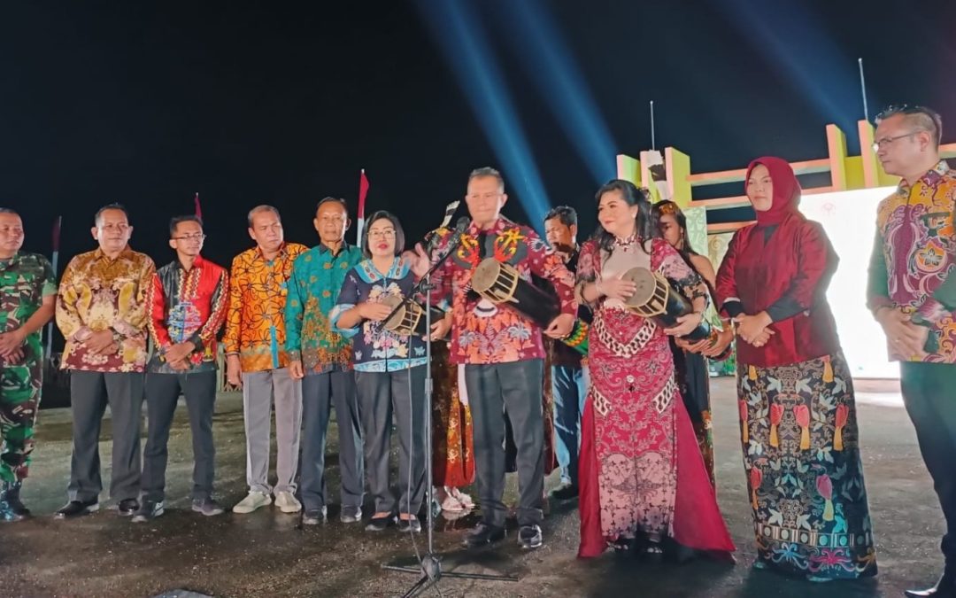 Bupati Gumas buka Festival Tuah Mahasur Dengan Tabuh Katambung