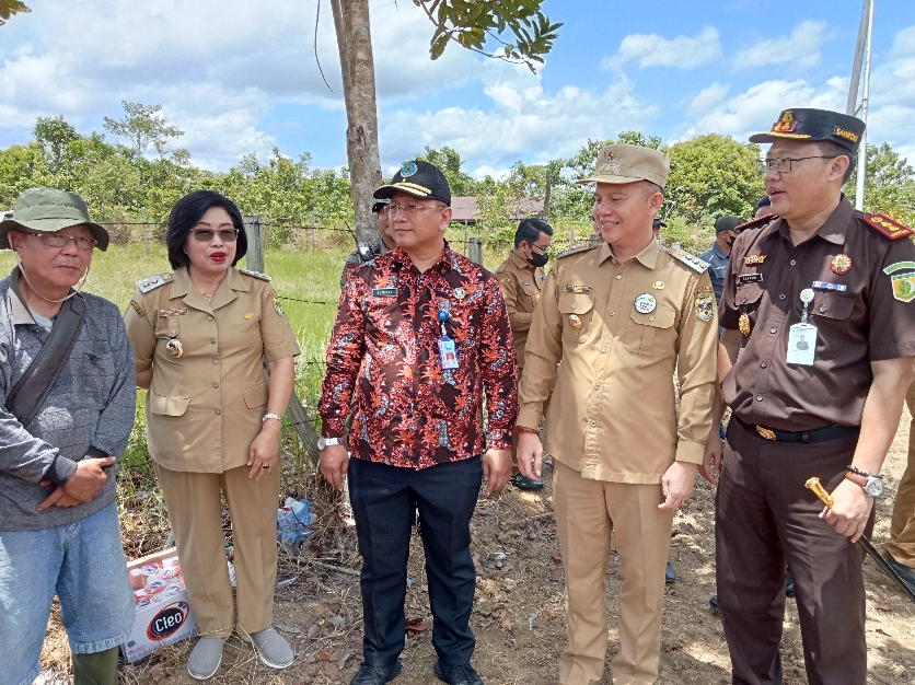 Bupati Gumas Kunjungi Lahan Pertanian di Desa Tumbang Tumbirah bersama Kepala BNNP Kalteng