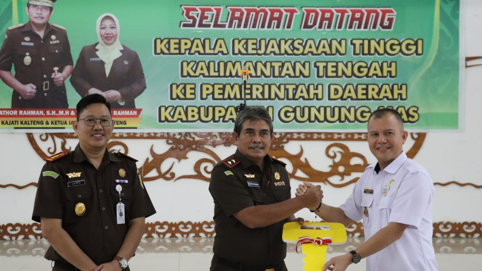 Pemkab Gumas Serahkan 1 Unit Kendaraan Tahanan kepada Kajari Gunung Mas