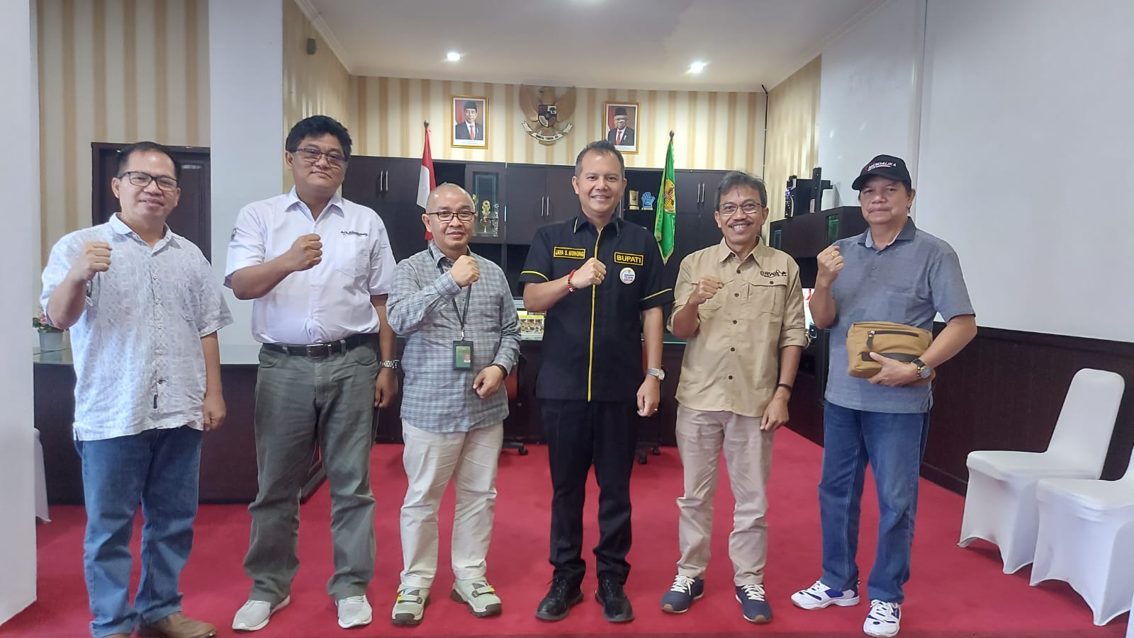 Bupati Gunung Mas, Jaya S. Monong, Melepas Keberangkatan Tim Terpadu  KLHK
