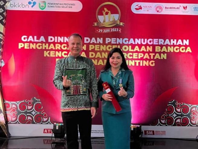 Ketua TP-PKK Gumas Terima Penghargaan MKK