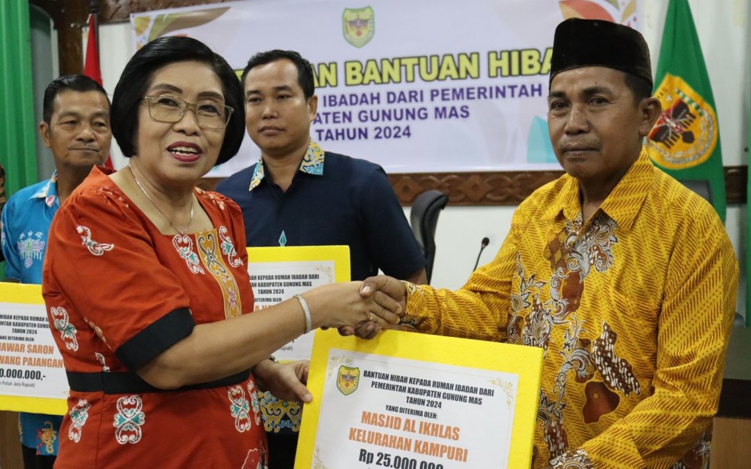 Pemkab Gumas Serahkan Bantuan Hibah Kepada 97 Rumah Ibadah