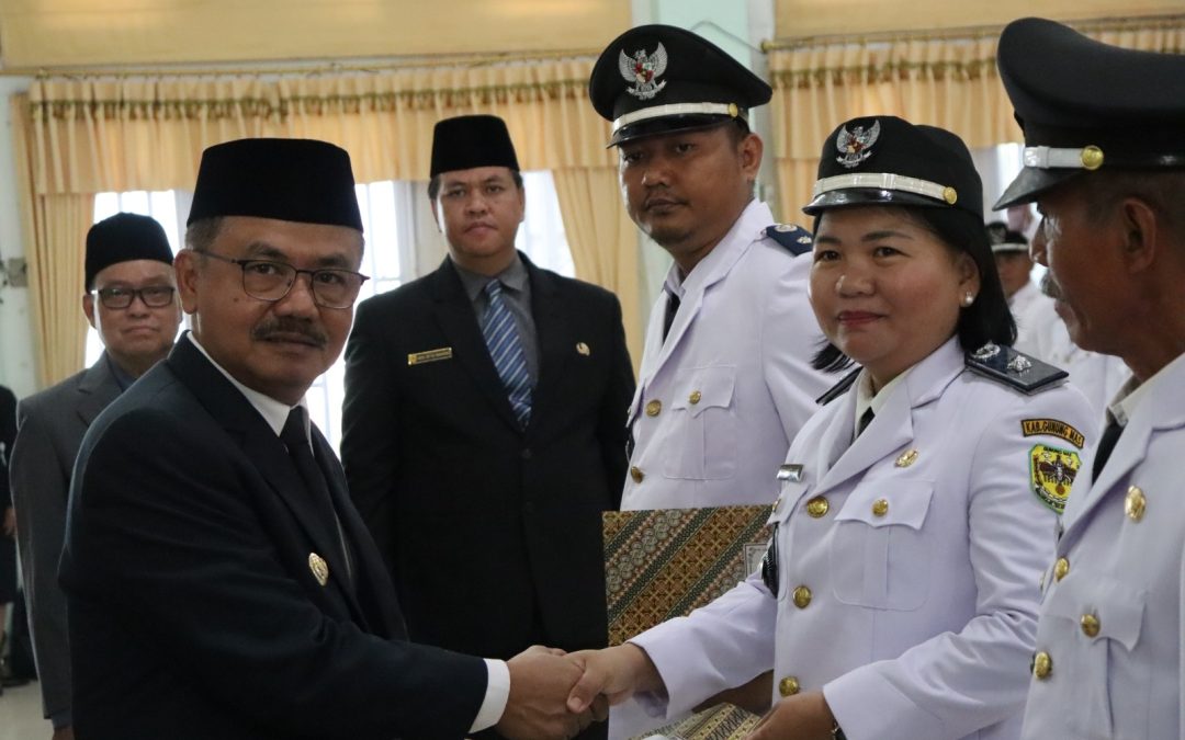 Pj. Bupati Gumas Kukuhkan 101 Kades dan 567 BPD Perpanjangan Masa Jabatan