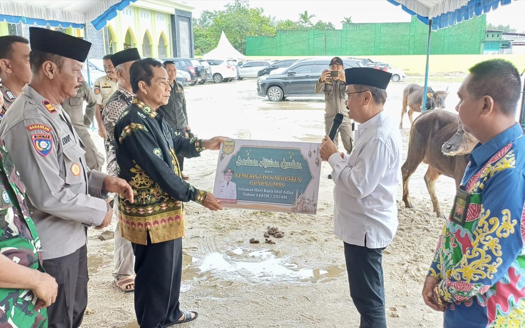 Pj. Bupati Gumas Serahkan Bantuan Hewan Kurban
