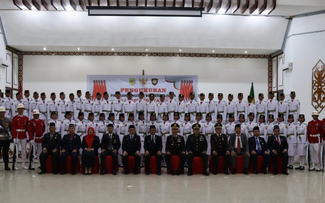 Pj. Bupati Gumas Kukuhkan Paskibraka Kab. Gumas Tahun 2024