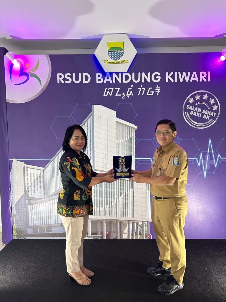 Beberapa OPD Kabupaten Gunung Mas dan Unit Pelaksana Teknis RSUD Kuala Kurun dipimpin oleh PJ (Pejabat) Bupati Gunung Mas, Herson B. Aden. melakukan kunjungan kerja ke PemKot Bandung pada hari Senin 15 Oktober 2024, dalam rangka Kaji Tiru Pembangunan Zona Integritas Pemerintah Kabupaten Gunung Mas. dan dihadiri juga oleh Sekretaris Daerah, Richard, Asisten Administrasi Umum, Letus Guntur, Ketua TP PKK, Shella Herson B. Aden, Kepala Perangkat Daerah serta Pejabat Eselon III dan fungsional teknis lainnya yang keseluruhannya berjumlah sebanyak 46 orang.

kedatangan rombongan disambut langsung dengan hangat dan ramah oleh Asisten Administrasi Umum Sekretariat Daerah (Setda) Kota Bandung, Tono Rusdianto Hendroyono, di Aula Rapat Balai Kota Setda Kota Bandung.

Dalam sambutanya, Penjabat (Pj) Bupati Gumas mengucapkan terimakasih karena pihak  Pemkot Bandung telah menerima Kunjungan ini . 

Selain itu, dirinya juga berharap agar Kunjungan ini dapat memberikan inspirasi bagi Pemkab Gunung Mas dalam menyediakan standar pelayanan yang lebih tinggi.

Setelah pertemuan tersebut, Pj. Bupati dan rombongan diajak untuk mengunjungi dan melihat Bandung Command Center yang dilanjutkan dengan mengunjungi gerai yang ada di Mall Pelayanan Publik milik Pemkot Bandung.