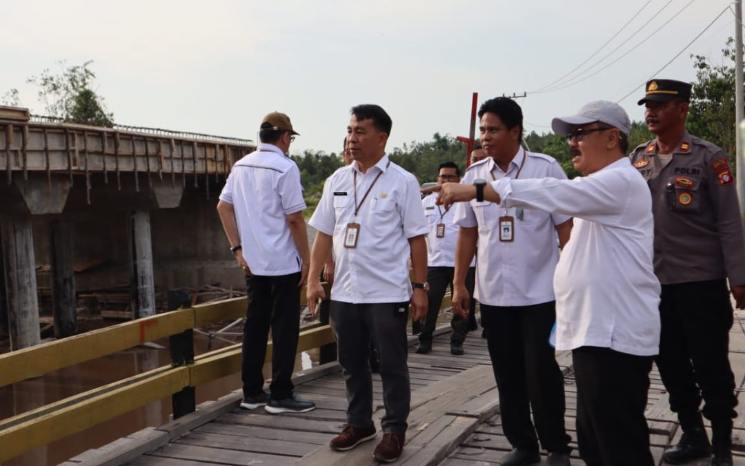Pj Bupati Tinjau Perbaikan Jalan di Desa Parempei dan Pembangunan Jembatan Rasau