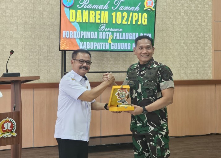 Perkuat Sinergi di Kalteng : Pj. Bupati Gumas Hadiri Acara Kunker Danrem 102/Panju Panjung di Kodim 1016/Plk