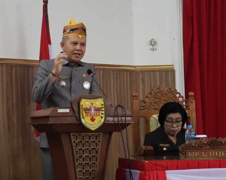 Bupati Gumas Sampaikan LKPJ dan Enam Raperda di Rapat Paripurna DPRD