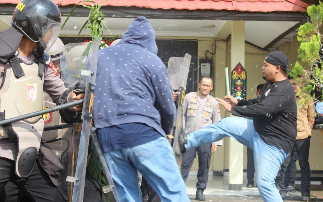 Kapolres Gumas Pantau Langsung Latihan Dalmas Jelang May Day 2025