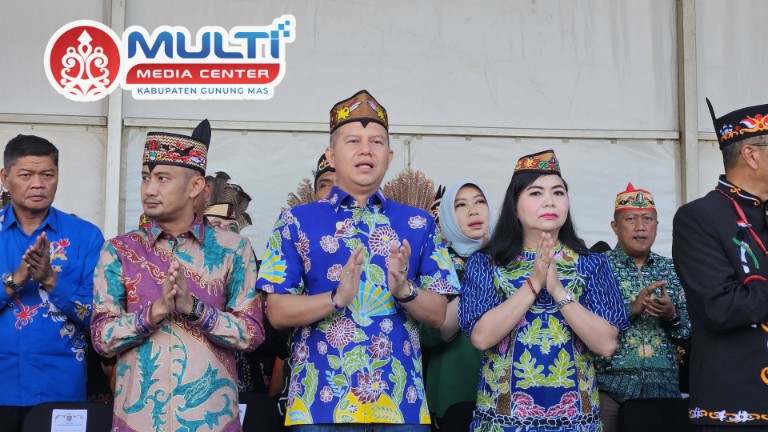 Bupati Gumas Saksikan Karnaval Budaya FBIM 2025 di Bundaran Besar Palangka Raya