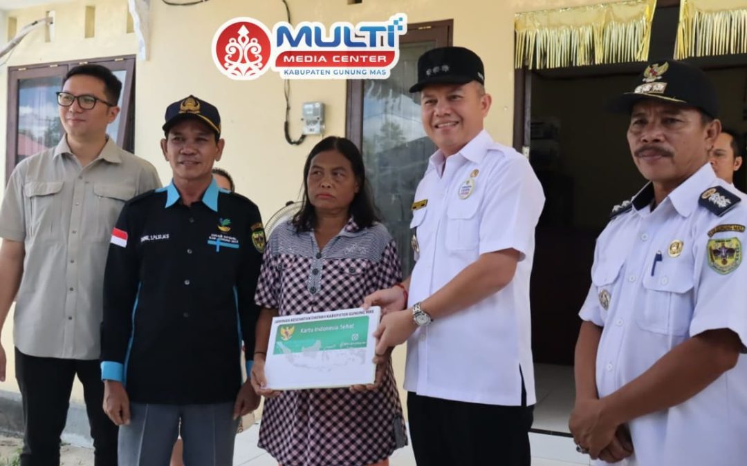 Bupati Gumas Serahkan Kartu BPJS Kesehatan dan Ketenagakerjaan kepada Warga Desa Dandang.
