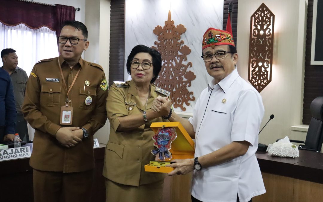 Anggota DPD RI Teras Narang Reses ke Gunung Mas, Disambut Hangat Wakil Bupati Efrensia L.P Umbing