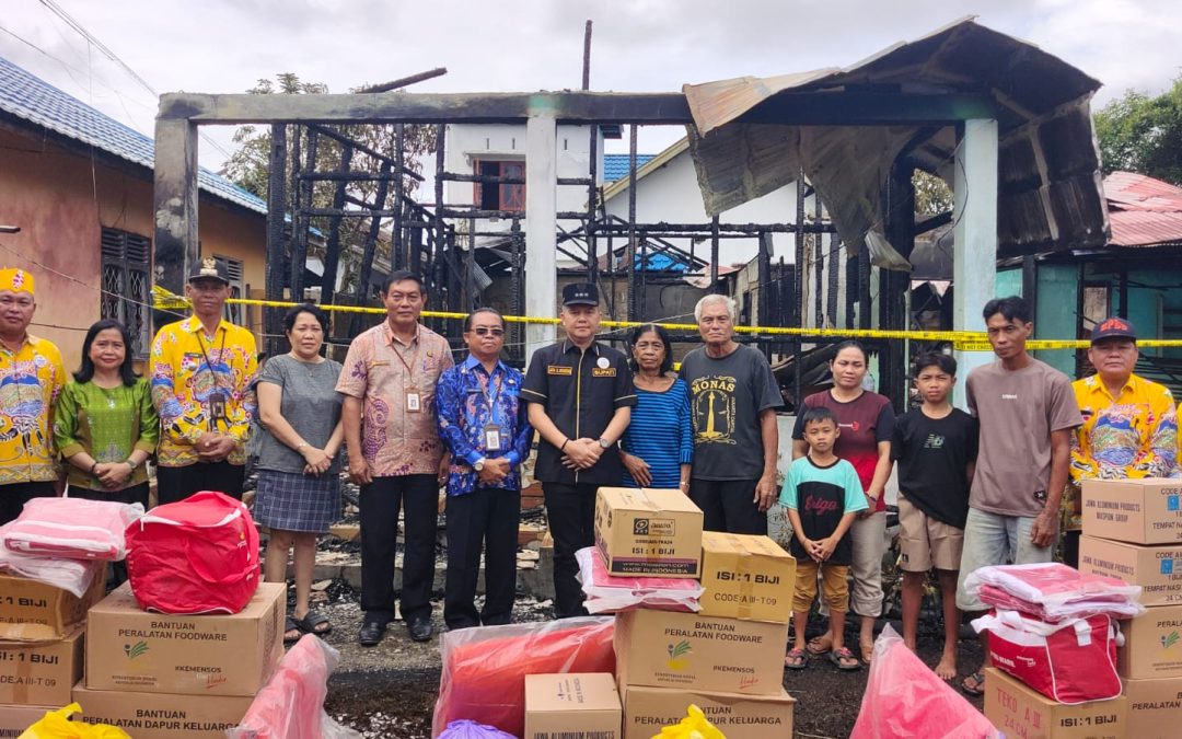 Bupati Gumas Serahkan Bantuan Kepada Korban Bencana Kebakaran