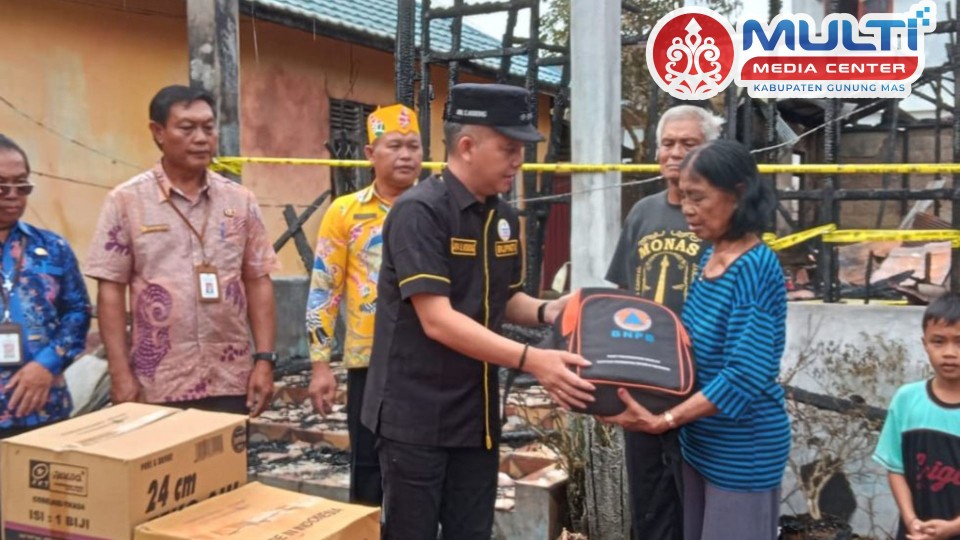 Tiga Warga Jadi Korban Kebakaran di Kurun, Bupati Gumas Turun Langsung Beri Bantuan