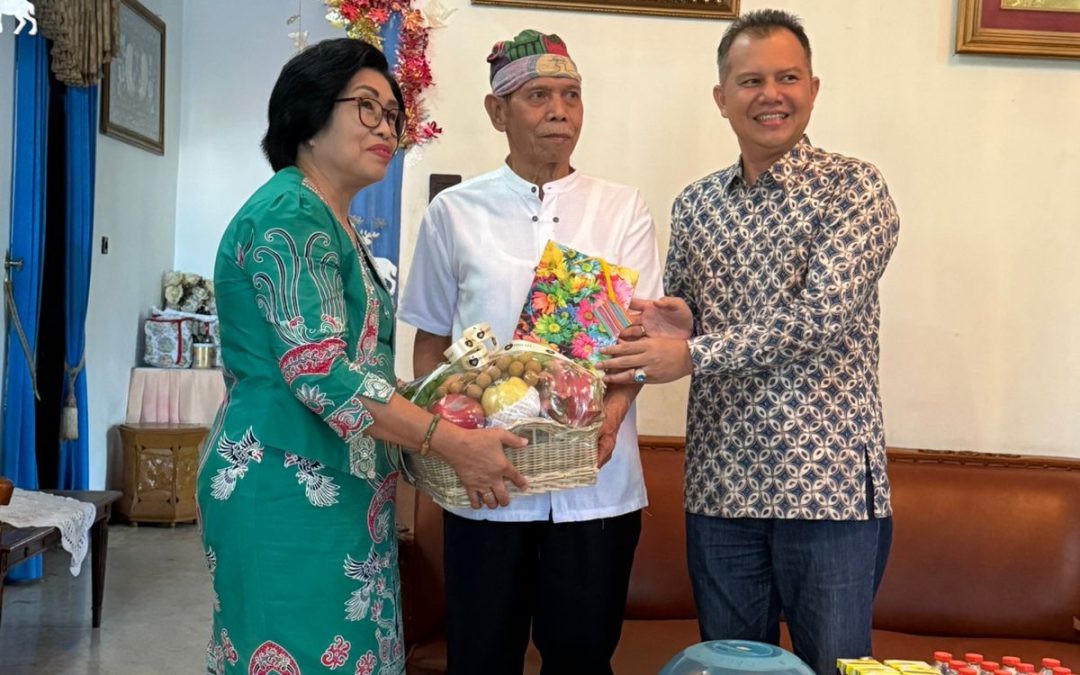 Bupati dan Wakil Bupati Gunung Mas Bersilaturahmi Ke Kediaman Mantan Bupati Pertama Julius Djudae Anom