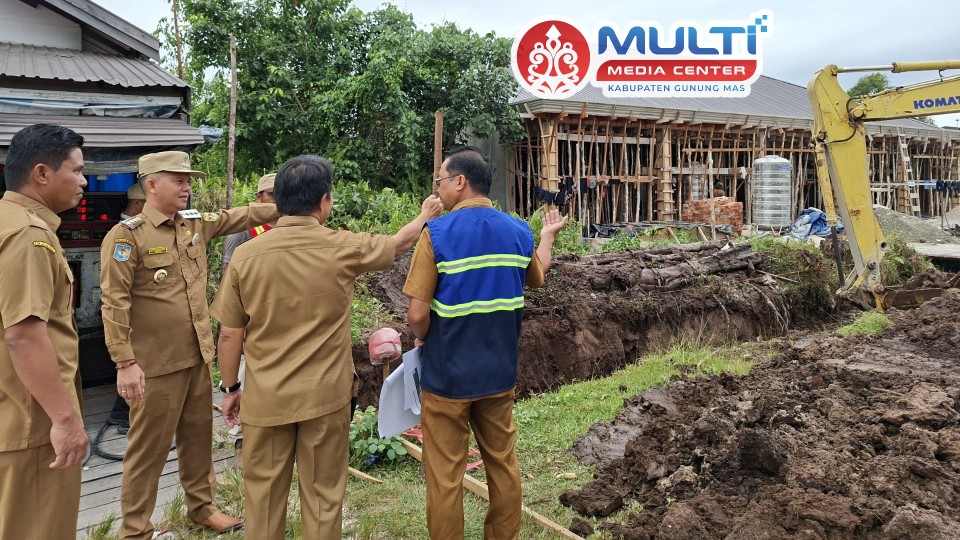 Bupati Gunung Mas Tinjau Proyek Drainase Jalan Sudirman