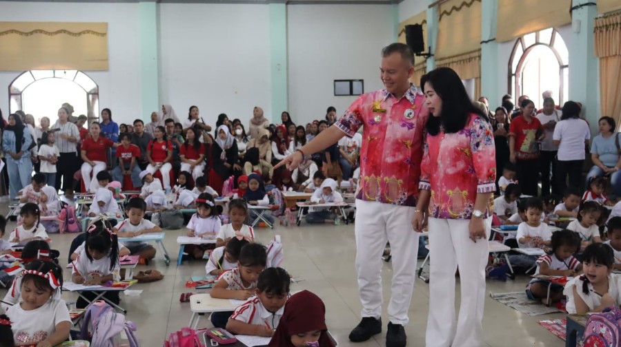 Bupati Jaya dan Bunda PAUD Mimie Dampingi Anak-Anak PAUD Tunjukkan Kreativitas di HUT RI