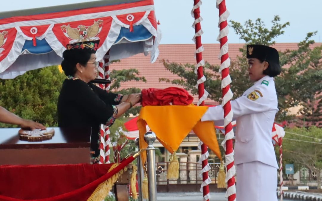 Wabup Gunung Mas Jadi Inspektur Upacara Penurunan Bendera Merah Putih