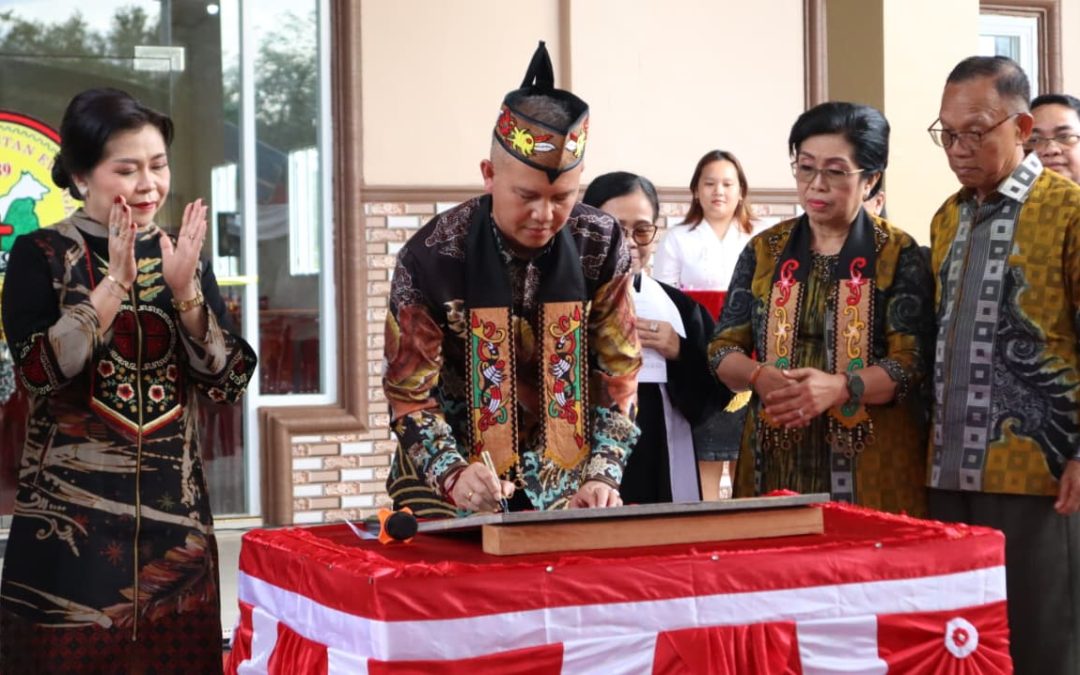 Bupati Gunung Mas Resmikan Gereja Parawei Tanjung Riu dan Pastori