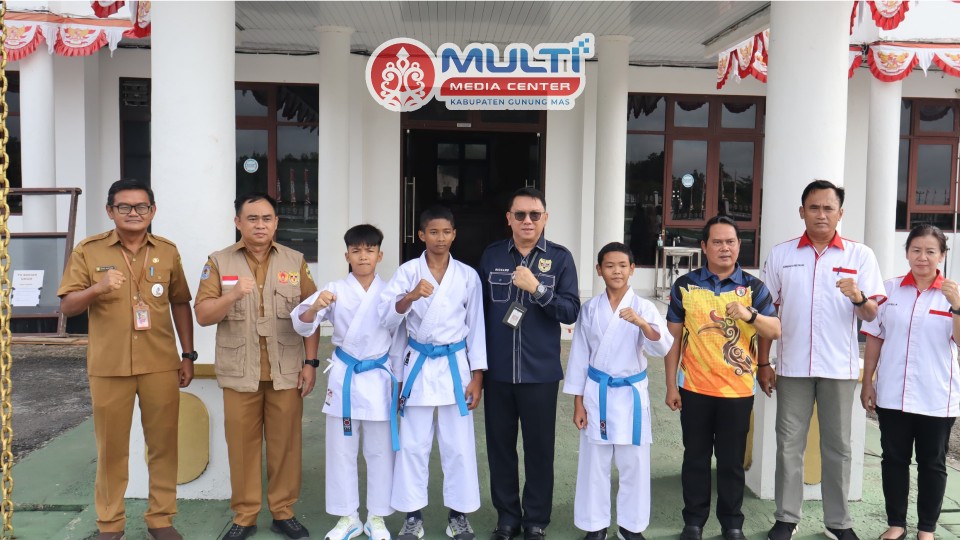 Sekda Gunung Mas Lepas 10 Atlet Karateka ke Kejuaraan Internasional Yogyakarta Open Tournament V 2025