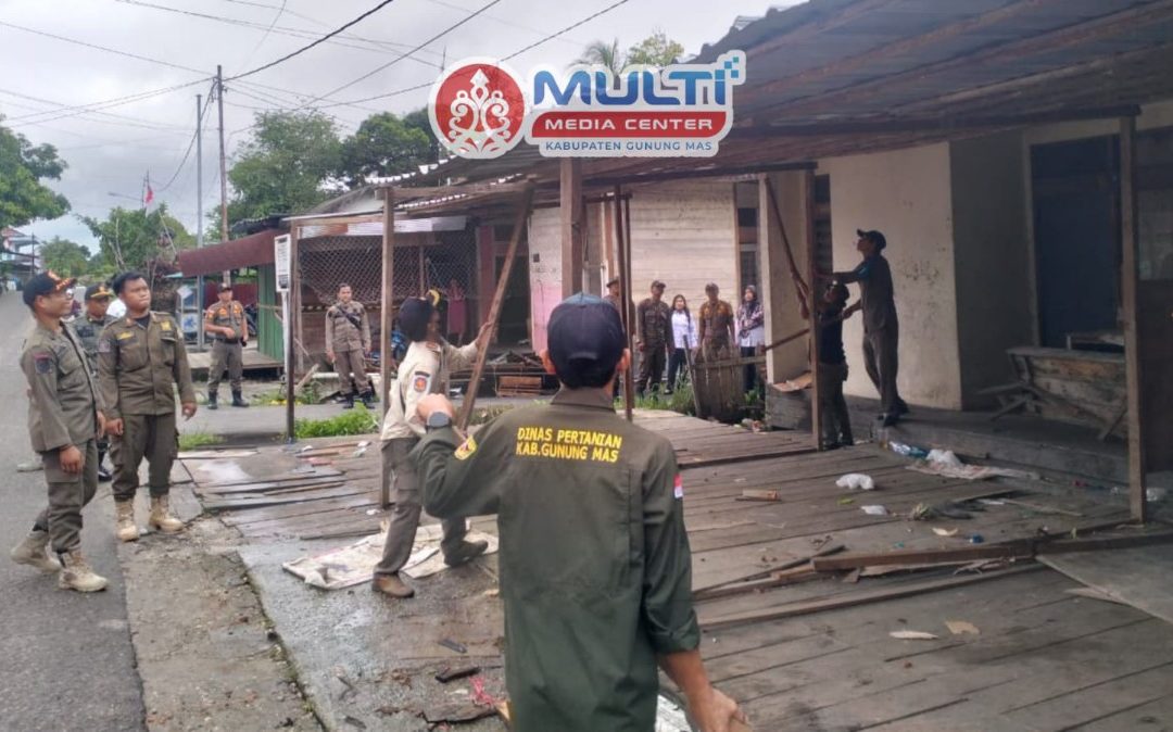 Satpol PP Gunung Mas Tertibkan Bangunan Aset Dinas Pertanian di Jalan Singa Rundjan