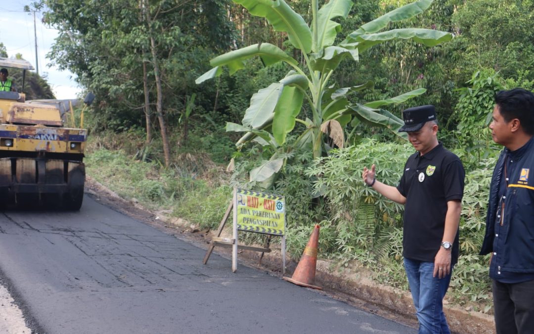 Bupati Gunung Mas Tinjau Progres Pengaspalan Jalan Tewah – Batu Nyiwuh – Sei Riang