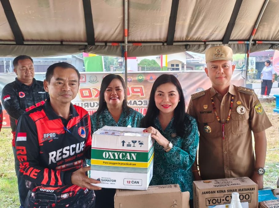 Bupati dan Ketua TP PKK Gumas Serahkan Bantuan untuk Dukung Satgas Karhutla